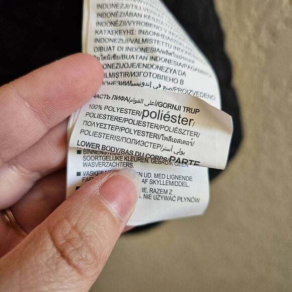 Under Armour Reversible Iowa Hawkeyes Vest - Picture 5 of 12